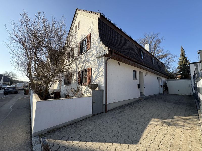 Charmante Doppelhaushälfte mit idyllischem Garten, zentral in Augsburg
